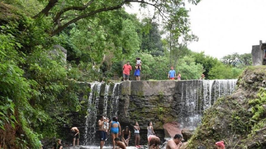 LA TOMA. En Tafí Viejo, el balneario es atractivo para los visitantes. 