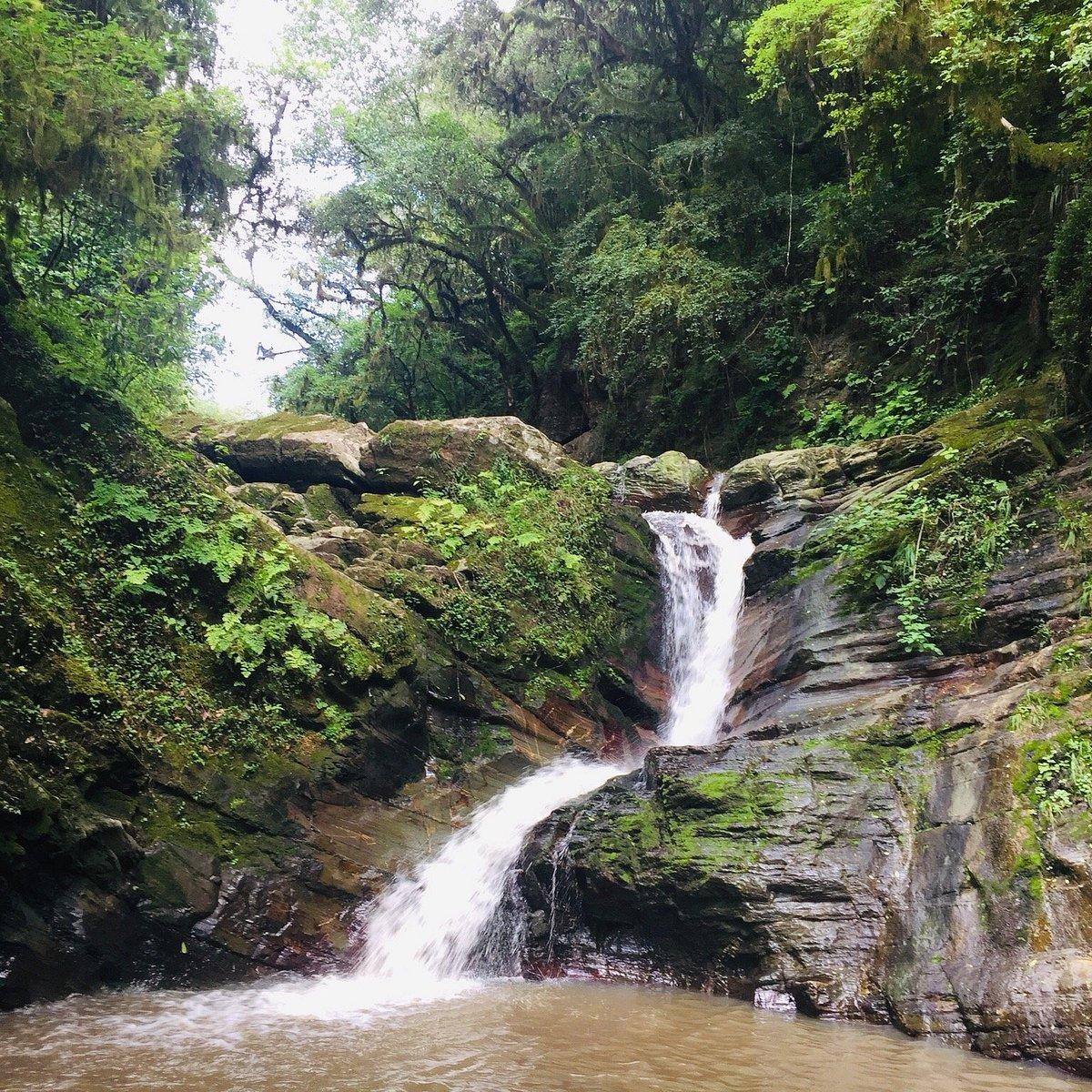 VILLA PADRE MONTI. A la cascada escondida se llega por un sendero. 