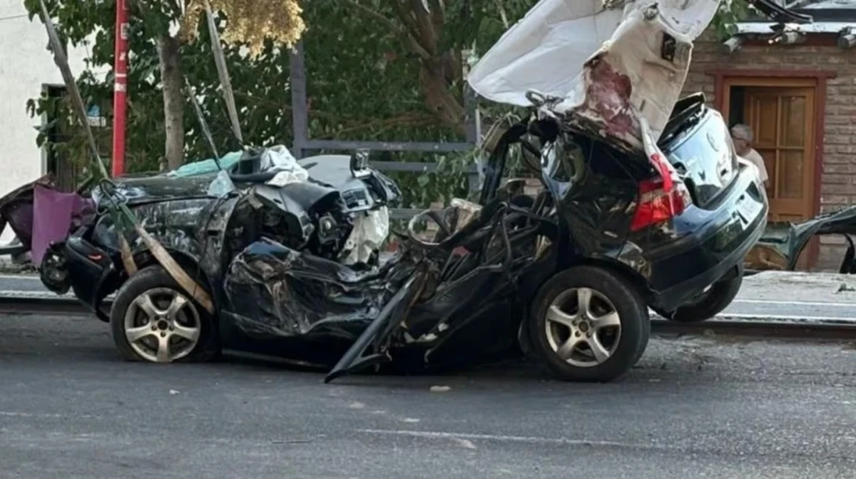 EL AUTO. Así quedó el Volkswagen Golf negro en el que iban los cuatro jóvenes que murieron. (Foto: Facebook / Lavalle Online)