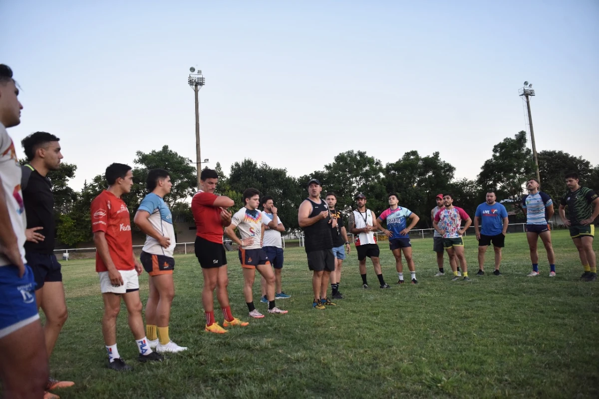 EXPERIMENTADO. Emilio Valdez (de gorra y musculosa), head coach de Turismo Tafí Viejo, habla frente a sus dirigidos en un entrenamiento.