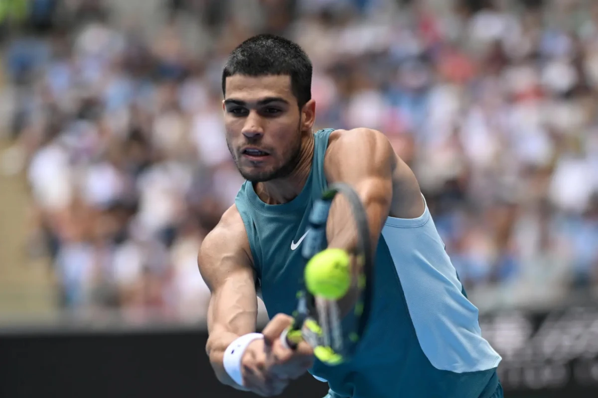 El español Carlos Alcaraz en su partido contra el japonés Yoshihito Nishioka en el Abierto de Australia.