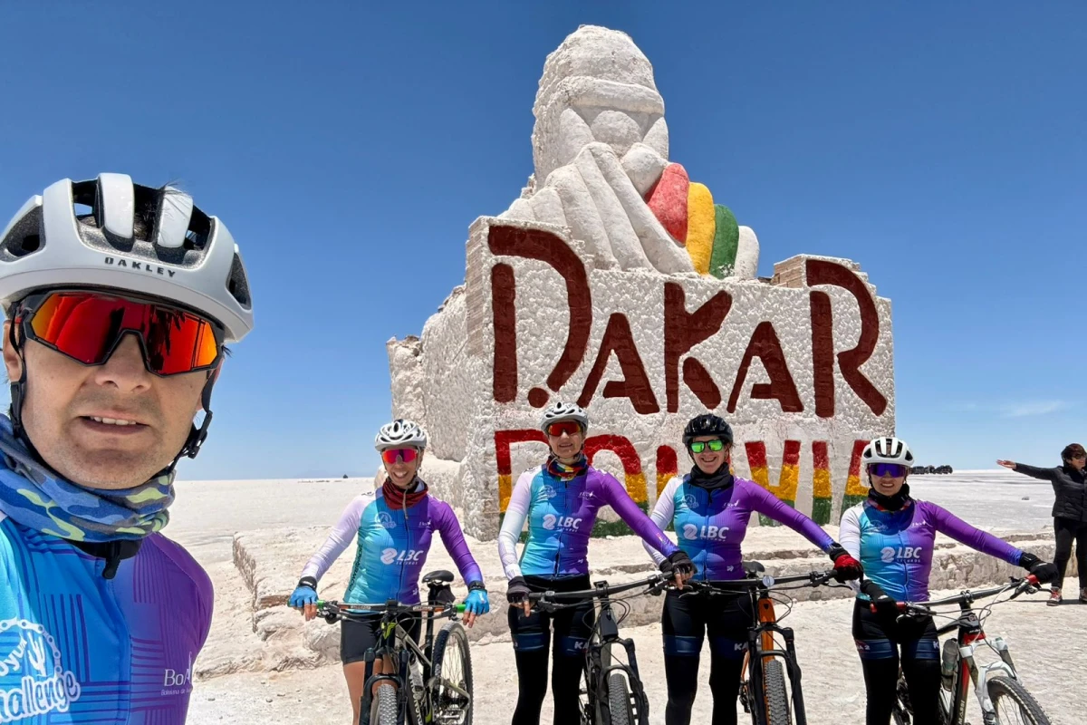 El grupo de tucumanos en el monumento del Dakar, donde finalizaba los 140 kilómetros de competencia. 