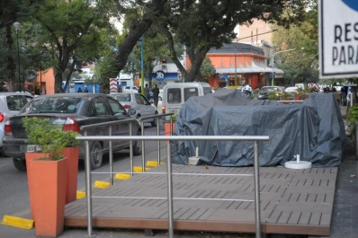 Comienzan a remover los decks de los bares de la capital tucumana