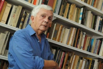 El adiós a Arturo Álvarez Sosa: “Su poesía es una
fiesta del lenguaje”