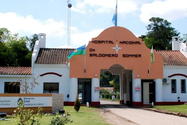 La motosierra de Milei se acentúa en la salud pública: denuncian despidos en un hospital nacional