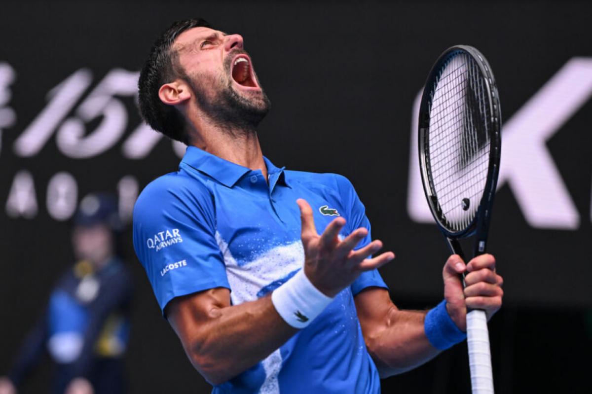 Novak Djokovic gesticula durante su partido contra el portugués Jaime Faria en el Abierto de Australia. 