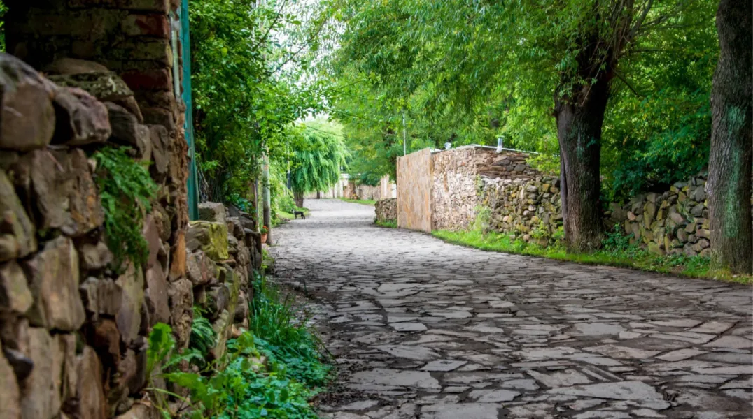 Las calles empedradas y arboladas de La Carolina invitan a dar largos y tranquilos paseos.