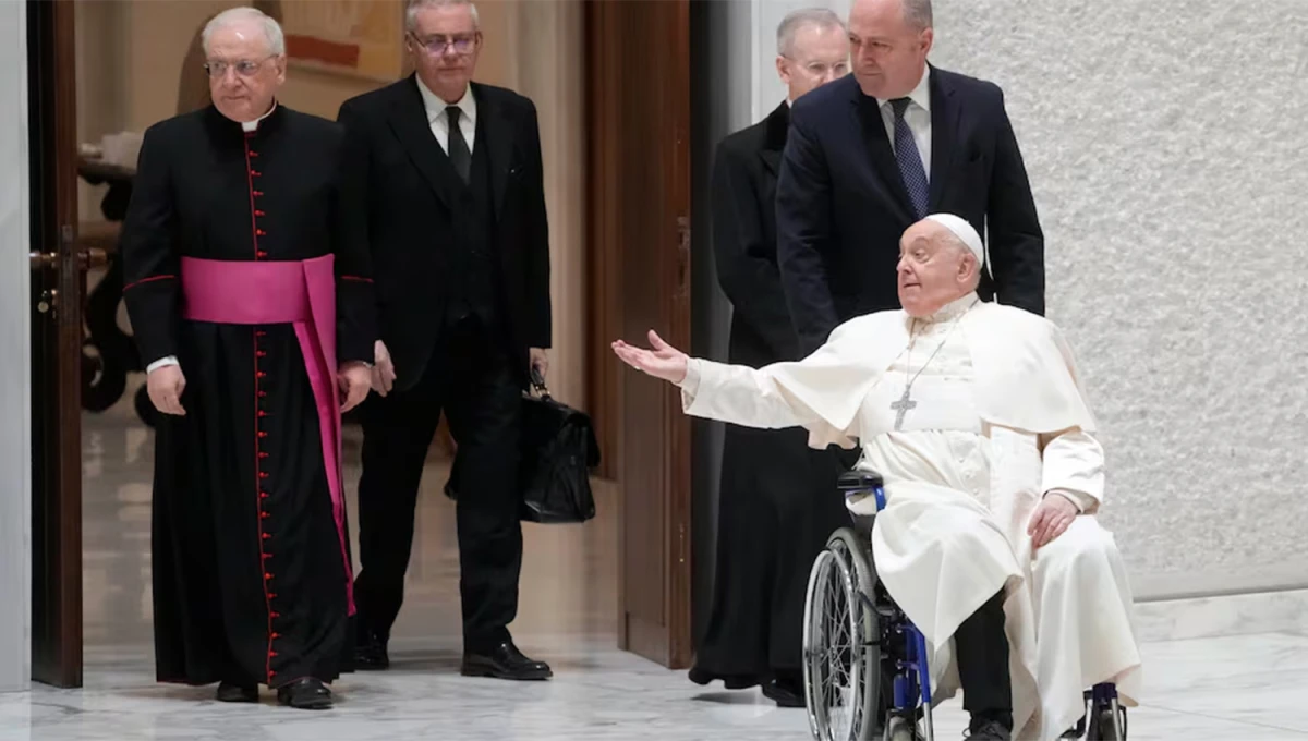 UN SUSTO. Jorge Bergoglio, de 88 años, lleva tiempo con sus capacidades de movilidad reducidas, debido a diferentes inconvenientes de salud que arrastra desde hace tiempo.