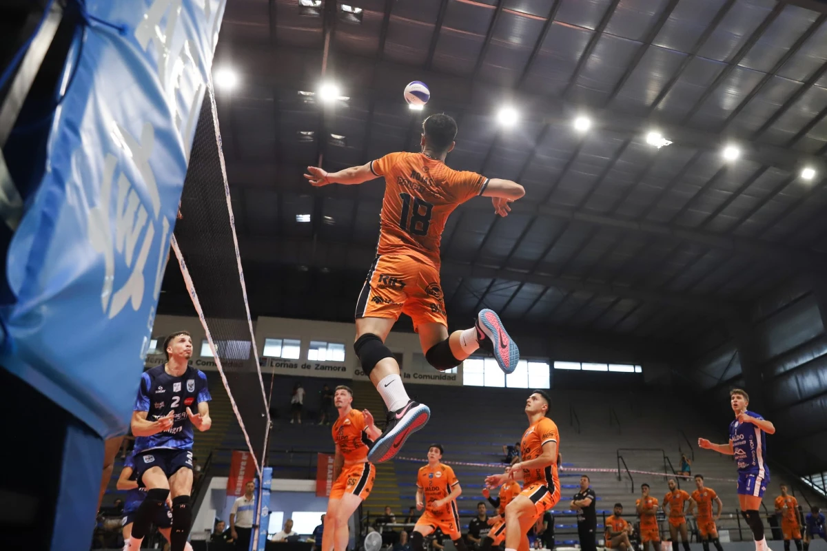 ELEVADO. Nahuel Rojas por las puntas aportó la mayor cantidad de puntos. El imponente salto con el que suele atacar no alcanzó para llevar a la victoria a Monteros Vóley. FOTO PRENSA MONTEROS VÓLEY