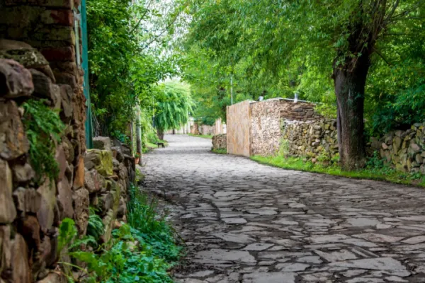 Vacaciones 2025: el pueblito peatonal argentino distinguido por la ONU Turismo