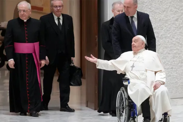 El Papa Francisco sufrió una caída y se lesionó el brazo, aunque descartaron una fractura