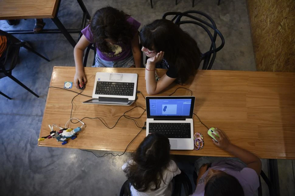 COMPUTADORAS Y ROBOTS EN VERANO. En “Ombú Hub”, los chicos programan e intentan crear a partir de la robótica y la programación. la gaceta / fotos de franco vera - Osvaldo Ripoll