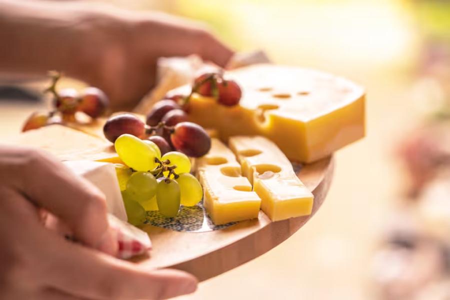 Los ácidos grasos del queso regulan los niveles de inflamación, lo que ayuda a disminuir la intensidad de los ronquidos