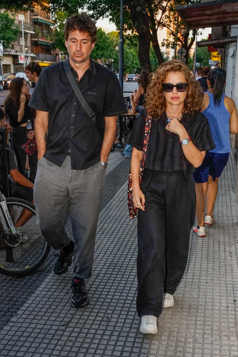 Dolores Fonzi junto a Santiago Mitre en la despedida de Alejandra Darín.