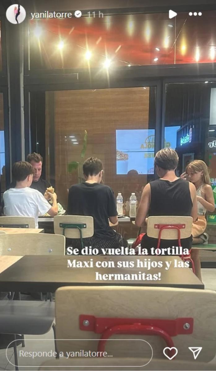 El ex futbolista con los hijos mayores de Wanda y las pequeñas en un local de comidas rápidas de Nordelta.