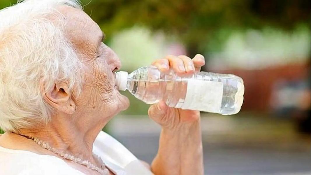 La hidratación correcta previene golpes de calor.