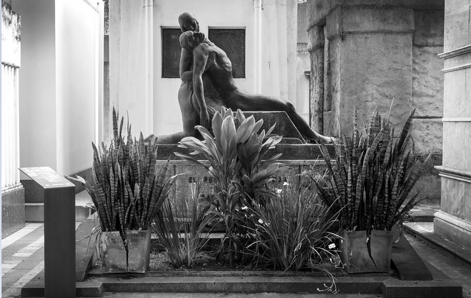 ESTATUA. “Ariel caído y la tierra que lo recibe en sus brazos” es una creación de José Fioravanti, y está montada cerca de la tumba de Raúl Colombres.