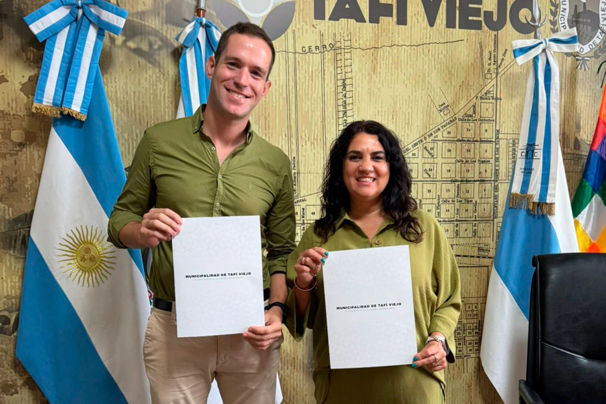 El Arquitecto Diego Rojkés, de Avanco, junto a la Intendenta de Tafí Viejo, Alejandra Rodríguez, al momento de la firma del Convenio de Integración Público-Privado.