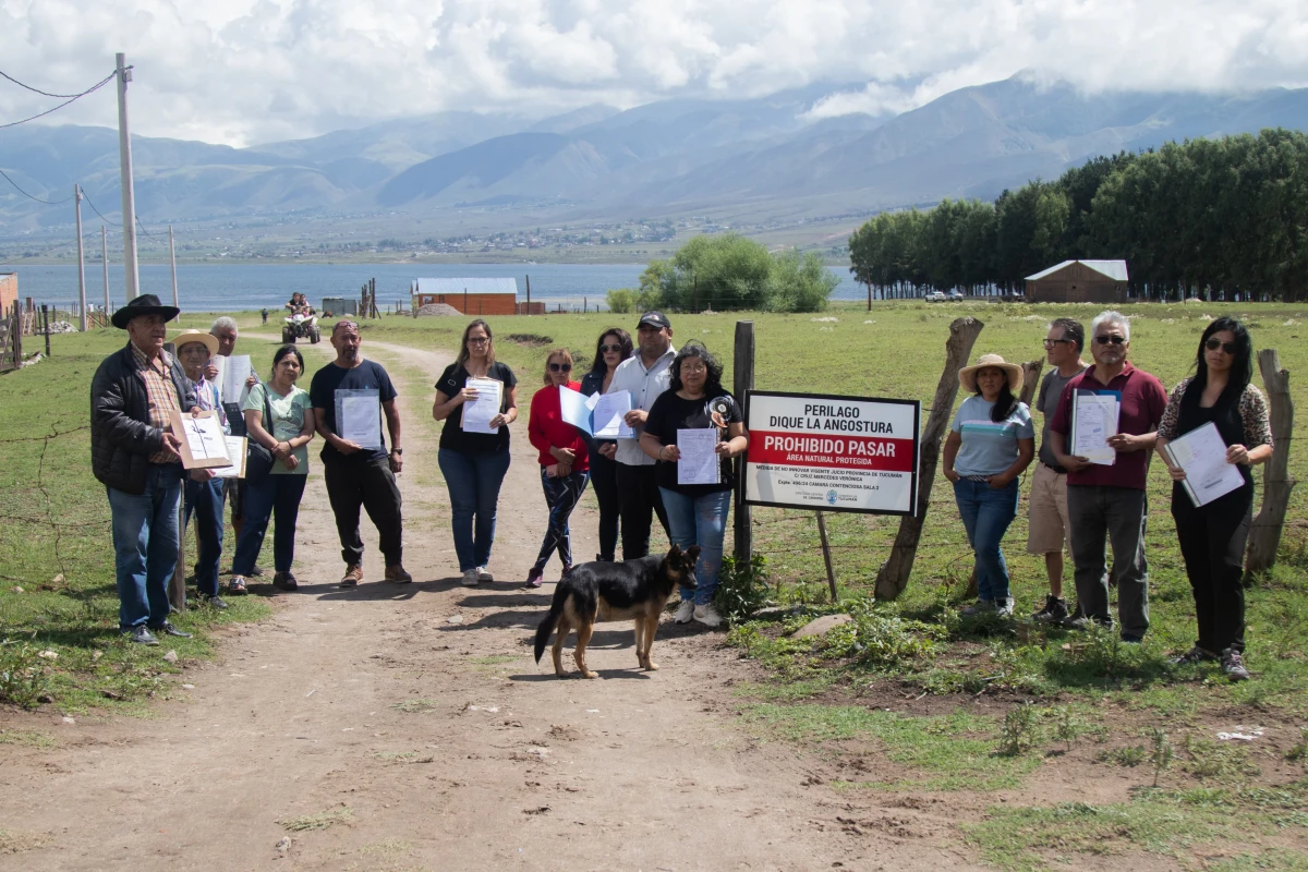 Usuarpaciones en El Mollar:  “No somos delincuentes para vivir rodeados de policías”