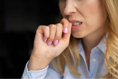 Que significa morderse las uñas de manera compulsiva, según expertos