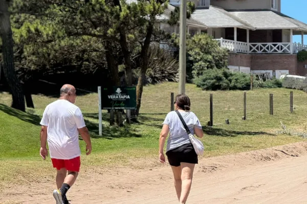 Manzur disfruta del sol en Pinamar, a la espera de la actividad en el Congreso