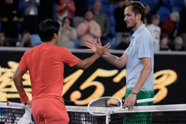 ¿Quién es Learner Tien? El joven que sorprendió al mundo al eliminar a Medvedev en el Abierto de Australia