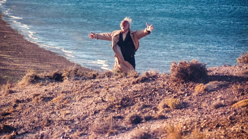 ESCENA ICÓNICA. Alterio, en Playa Cerro Avanzado, grita una frase que quedaría para la posteridad: “La puta que vale la pena estar vivo”.