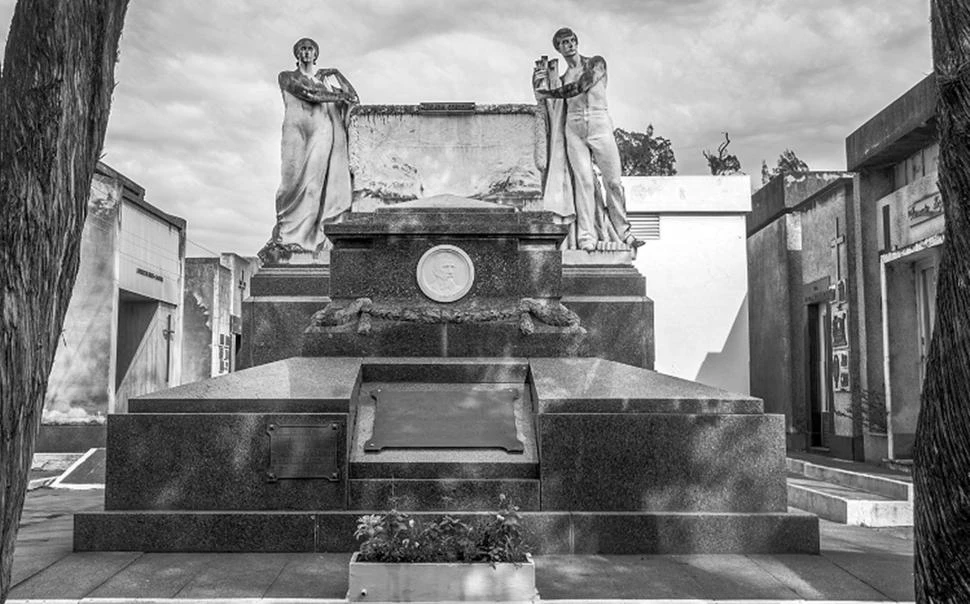 UNA FIGURA HISTÓRICA DE LA PROVINCIA. El monumento dedicado al exgobernador tucumano Lucas Córdoba resalta en el Cementerio del Oeste. ASD asdASD