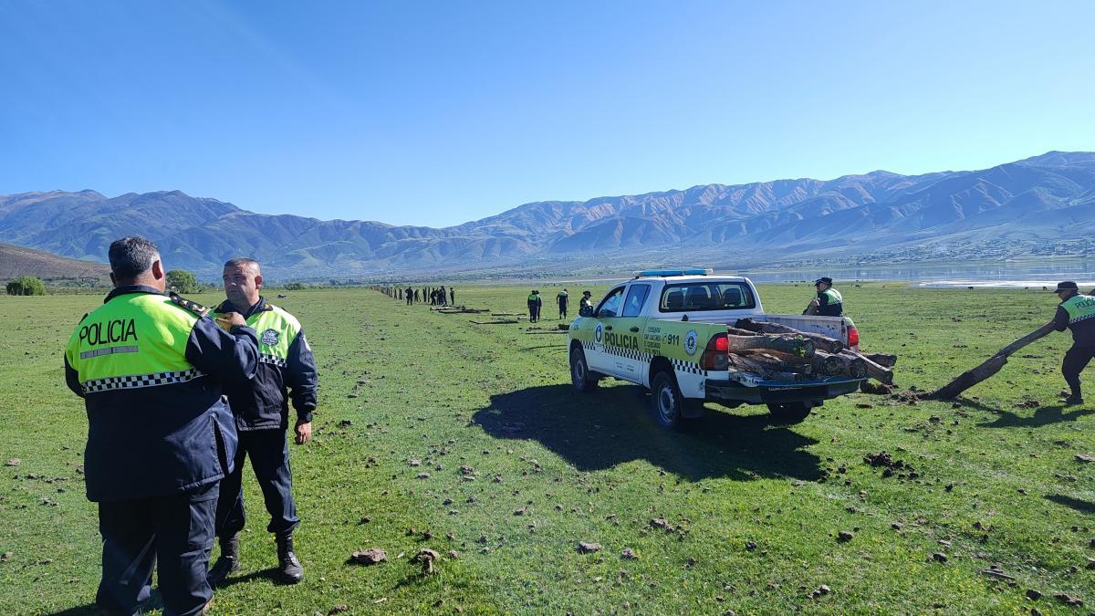 EN PLENA TAREA. Los peritos de la Policía realizan mediciones en uno de los sectores del lugar conocido como “Loteo Gaucho Castro”.