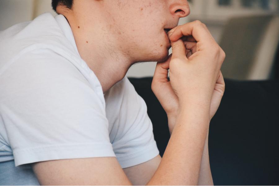 Morderse las uñas con frecuencia puede generar problemas dentales.