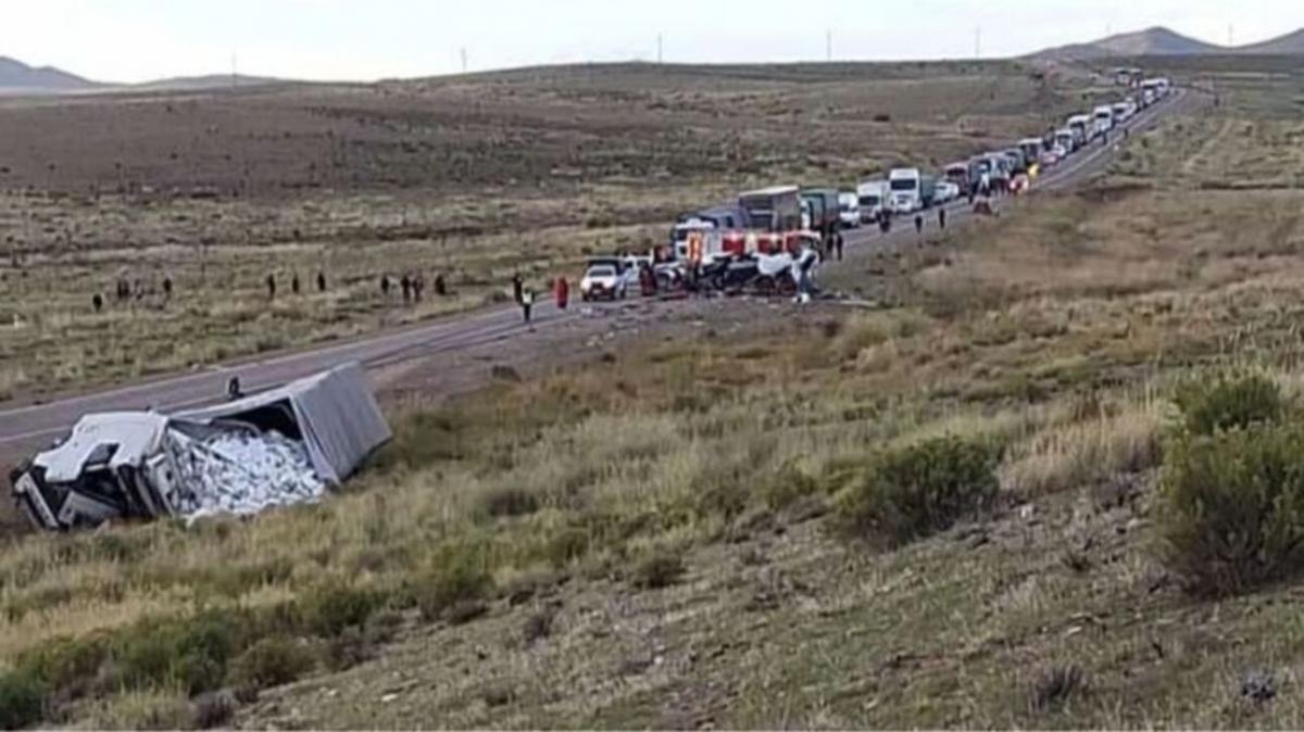 Tragedia vial en Jujuy: seis personas murieron tras un choque entre una combi y un camión