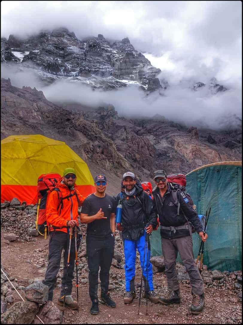 CLIENTES SATISFECHOS. Mamaní y los turistas que guía en Tafí.
