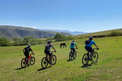 “Pinocho” y su bicicleta: el tafinisto que hace mountain bike con turistas