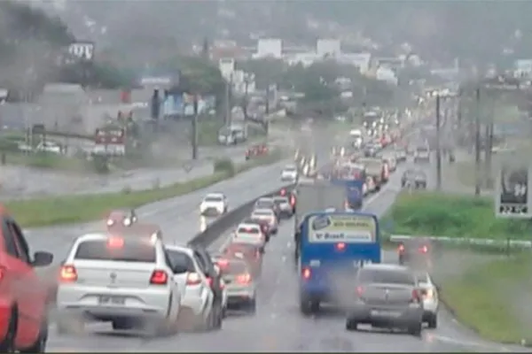 Las fuertes tormentas complican la llegada de turistas a Florianópolis y a Camboriú