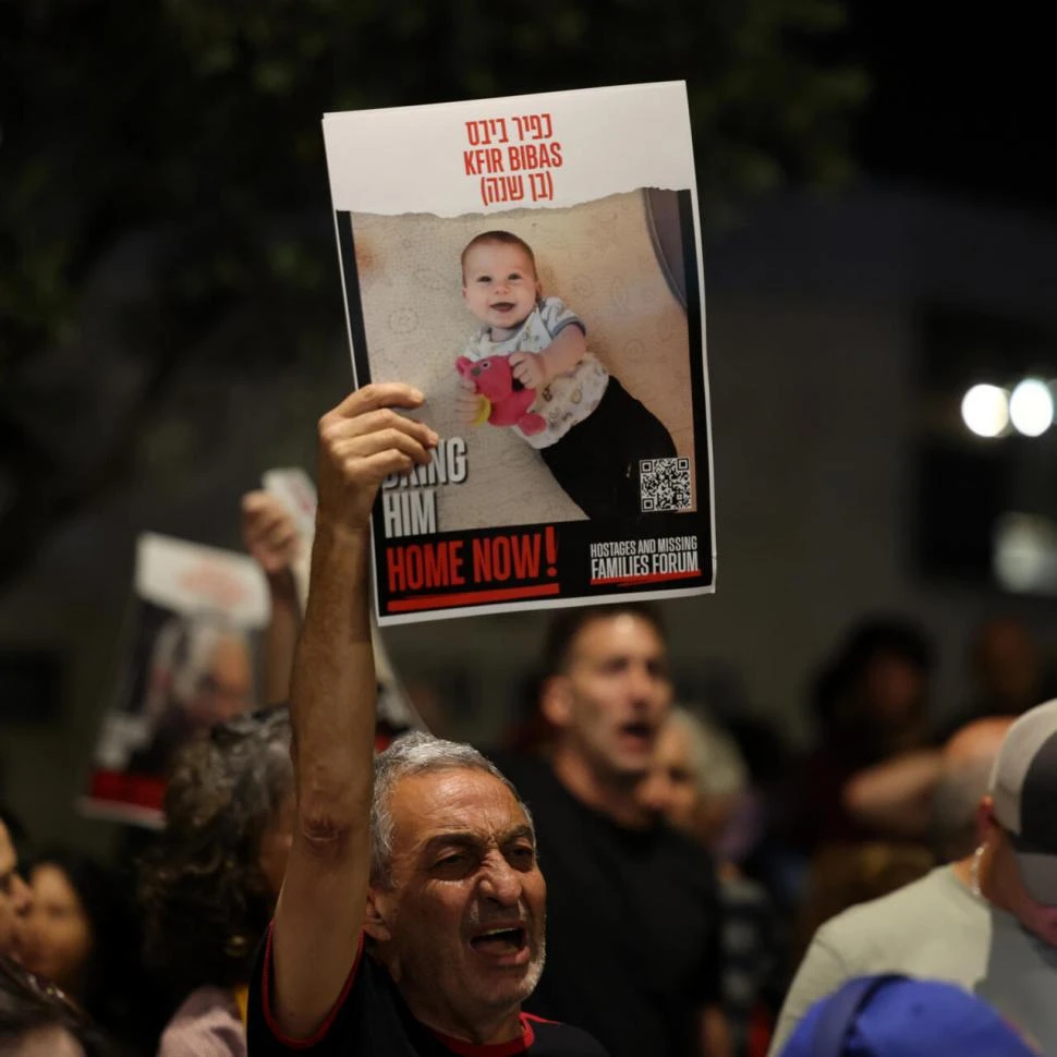 RECLAMO. En la Plaza de los Rehenes de Tel Aviv se reúnen cada sábado.  afp