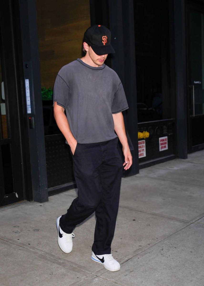 El actor Austin Butler usando las zapatillas Nike Cortez.