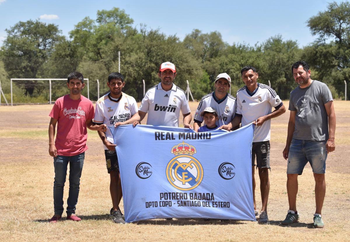 EN LA CANCHA. Los fundadores del club se reúnen todos los 4 de enero para celebrar el aniversario del club.