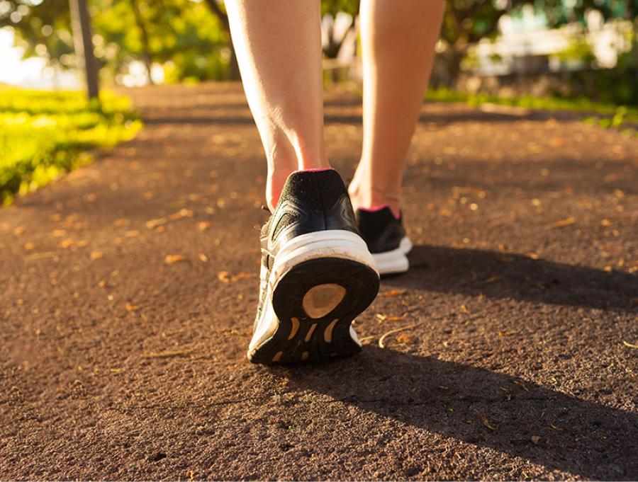 Un estudio reveló cuánto tiempo se recomienda caminar después de los 60.