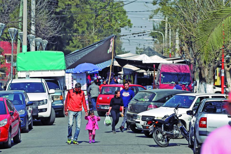 DESCONECTADOS El transporte público es uno de los temas más críticos para la metrópolis. La Capital concentra la administración de los colectivos urbanos, pero la circulación interurbana depende de la Provincia. Tafí Viejo y Yerba Buena tienen sus propios sistemas, pero viajar dentro de cada ciudad o entre ciudades es una odisea.