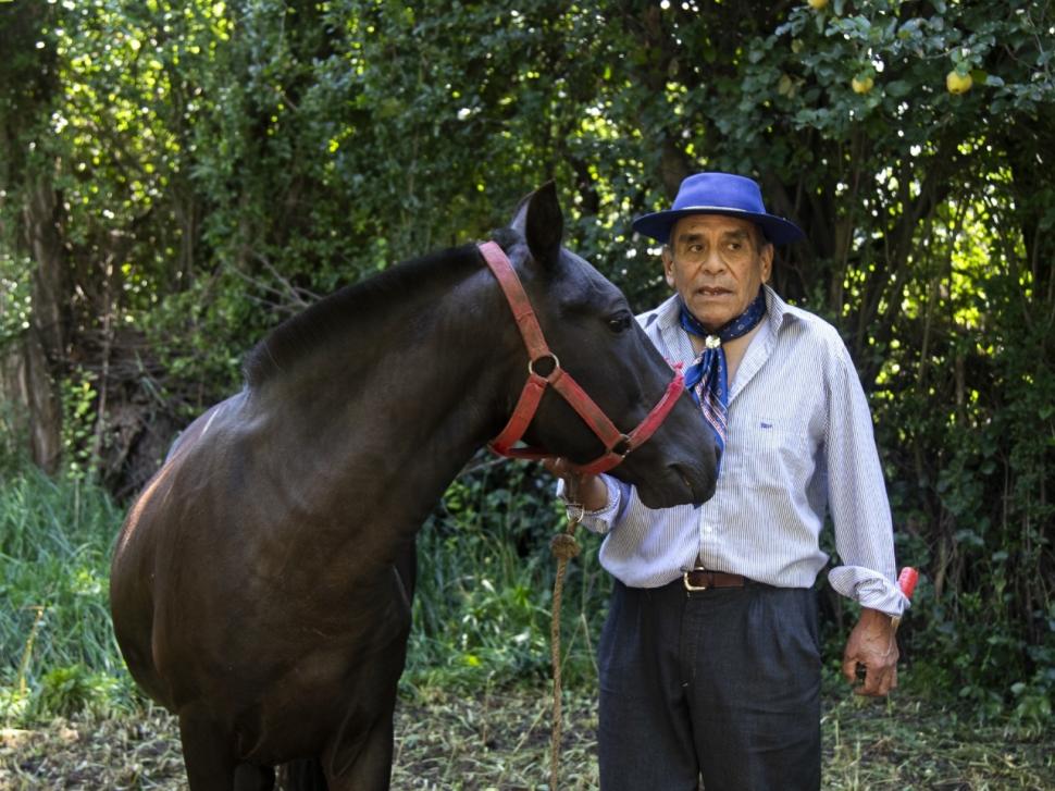 CON SU CABALLO CHANGUITO. Jorge Alberto Gutiérrez obtiene la materia prima de sus propios animales, que cuida como parte de su familia. la gaceta / Foto de Matías Vieito