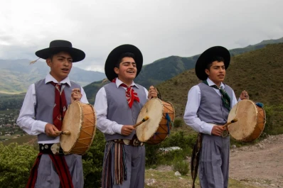 Los Trillizos Copleros que defienden la tradición calchaquí