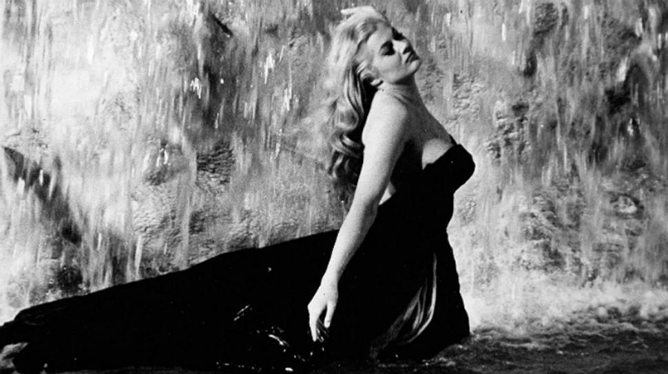 LA ESCENA EN LA CASCADA. “A la Fontana de Trevi entré y salí miles de veces aquella noche sin jamás cansarme”, dijo Anita Ekberg.