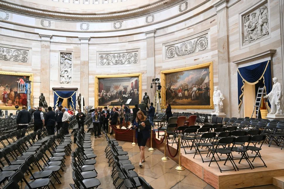 PREPARATIVOS. La zona del Capitolio, elegida debido a las bajas temperaturas, está siendo puesta en condiciones para el acto de asunción. afp