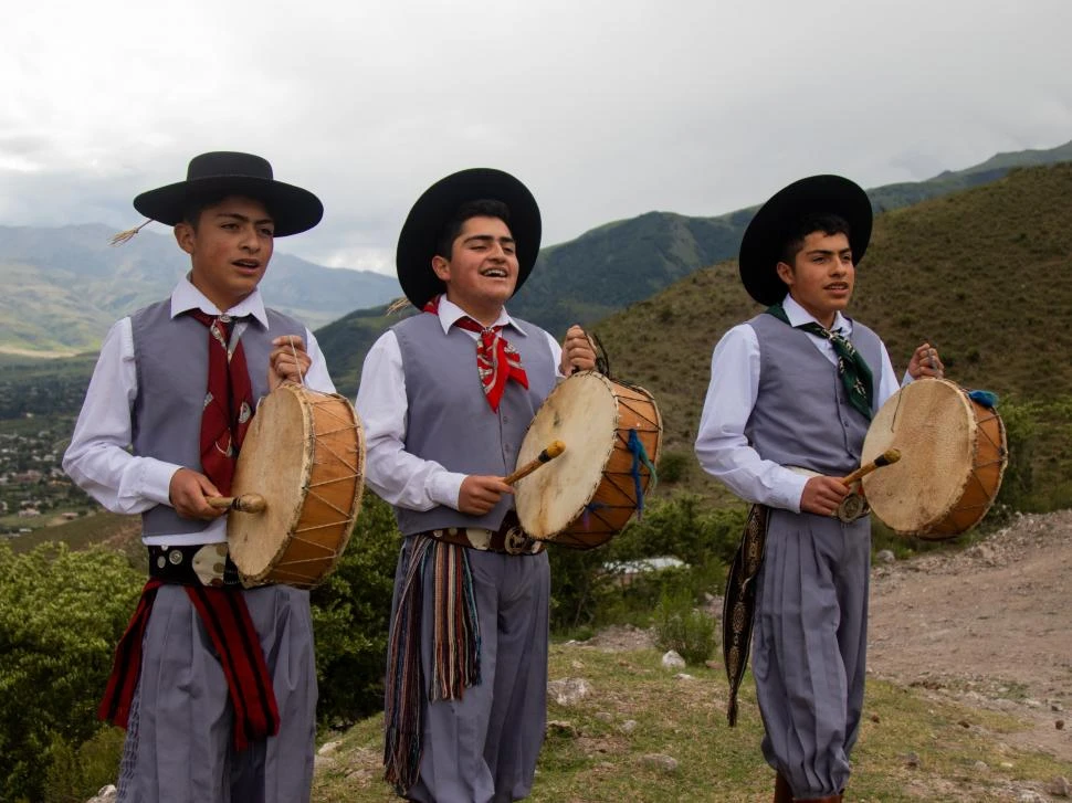 UNA EXPERIENCIA COMPARTIDA. Facundo, Joaquín y Daniel Cruz Medina, los Trillizos Copleros, actuarán esta noche en el Festival de la Chuscha.