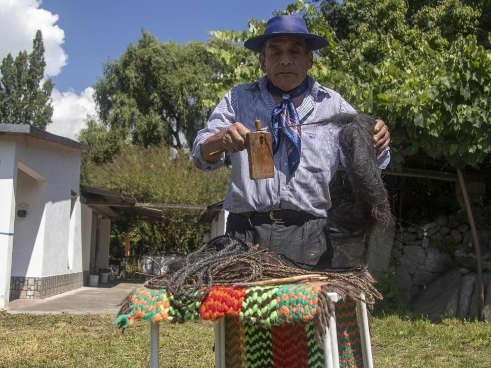 TRENZADO A MANO. Con una tarabilla o torcedor, “Truquía” comienza a preparar uno de los ramales de los que saldrá la chuscha terminada. la gaceta / fotos de matias vieito