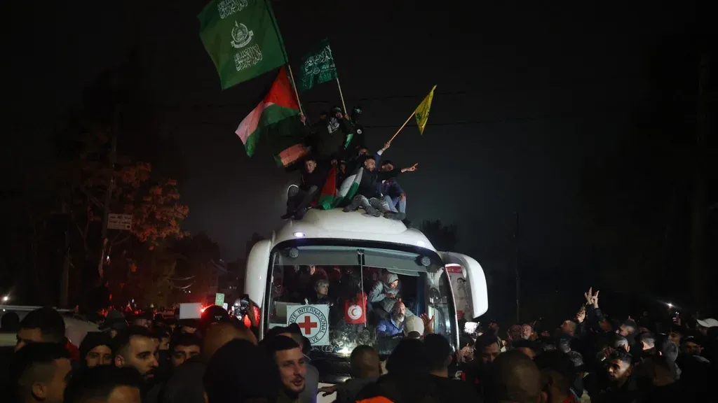 EN COLECTIVO. La multitud, feliz en Beituna, Cisjordania, ante la liberación de los primeros 90 prisioneros.