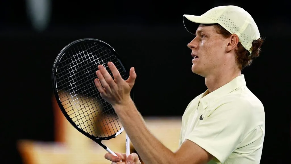 Jannik Sinner avanza en el Australian Open