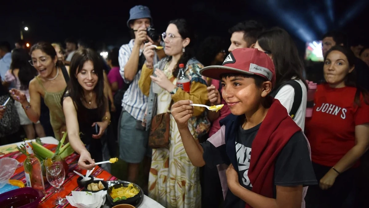 EMOCIÓN Y SABOR. Los vecinos y turistas de San Pedro prueban las humitas de uno de los stands instalados en la villa veraniega.