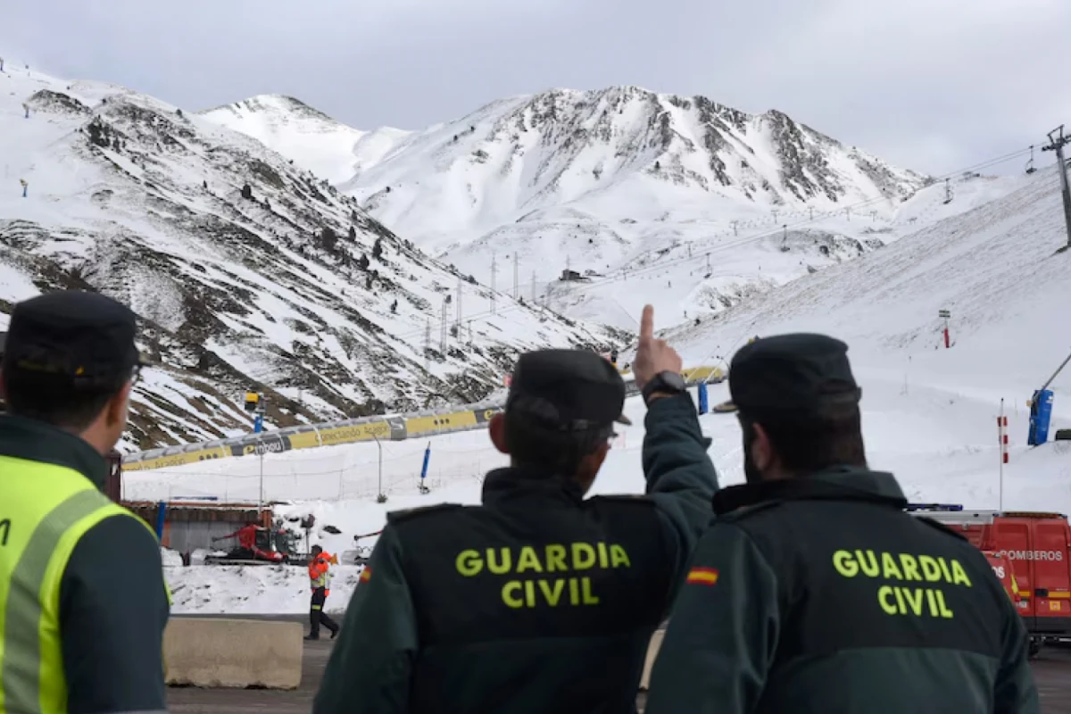 El servicio de telesilla se desplomó en el centro de esquí de Astún, e el noreste de España (EFE)