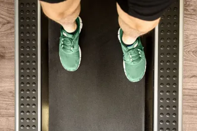 La tendencia de caminar hacia atrás: cómo funciona y por qué deberías probarlo